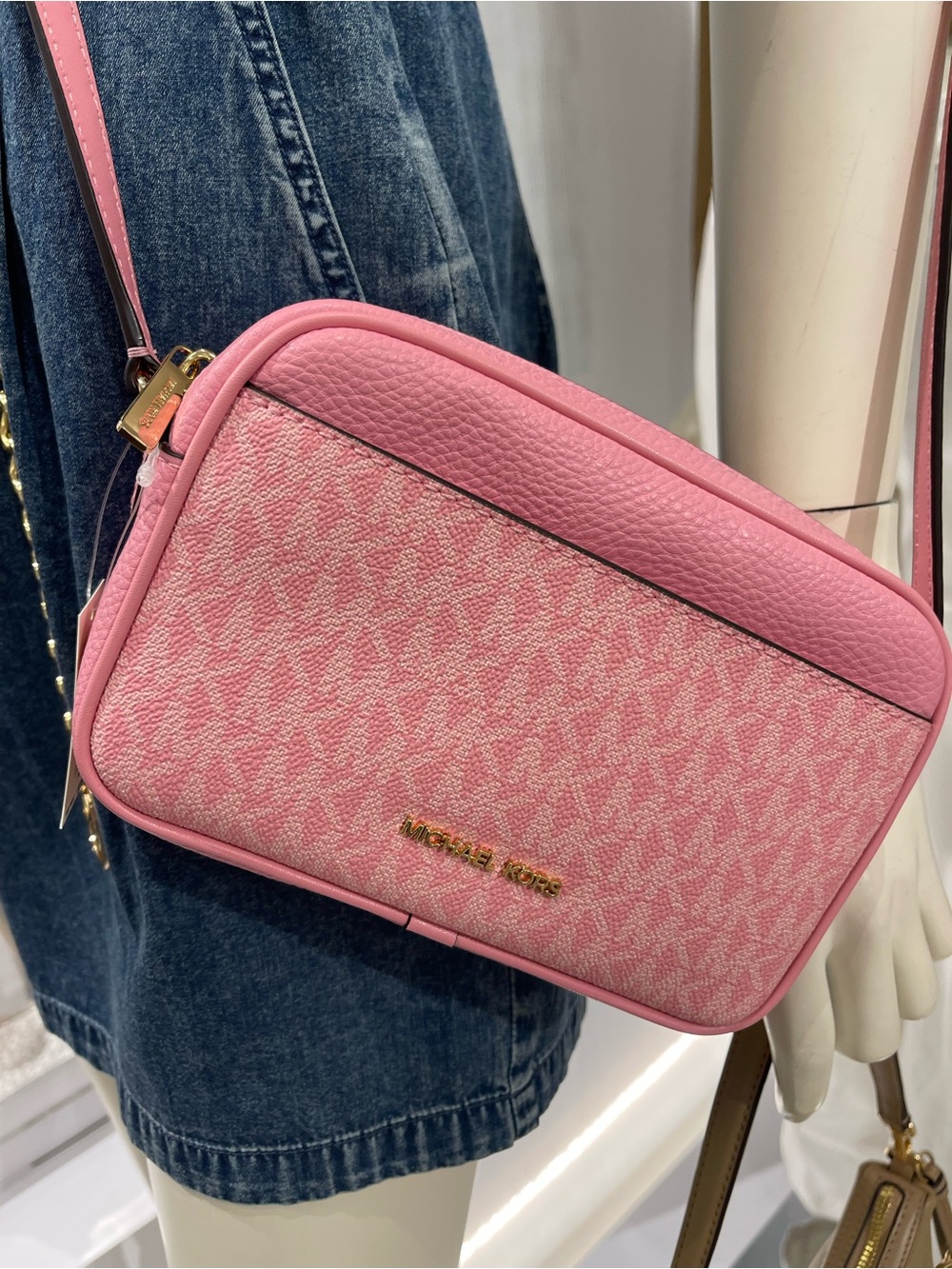 Michael Kors Jet Set Sm Signature Logo Camera XBODY Crossbody Bag
Carnation
NWT